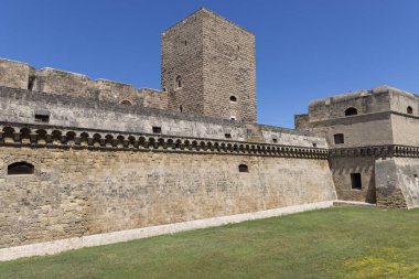 Bari, İtalya, Apulia - 23 Mayıs 2024: Ortaçağ Norman-Swabian Kalesi (Castello Normanno-Svevo). Şu anda sergiler için kullanılıyor