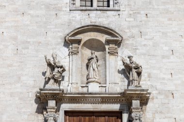 Bari, İtalya, Apulia - 23 Mayıs 2024: Ortaçağ Bari Katedrali 'nin dekoratif cephesi (San Sabino Metropolitan Katedral Bazilikası)