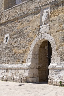 Bari, İtalya, Apulia - 23 Mayıs 2024: Lungomare Imperatore Augusto 'daki Adriyatik kıyısındaki Ortaçağ Saint Anthony Bastion (Il Fortino di Sant' Antonio) taş cephesi