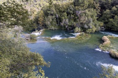 Krka Ulusal Parkı, Skradinski Buk Şelalesi, pitoresk doğa rezervi, yeşillik, Hırvatistan ve orta Dalmaçya arasında şelaleler ve su akıntıları