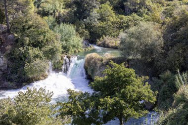 Krka Ulusal Parkı, doğal merak, şelaleler ve Sibenik yakınlarındaki yeşillikler, Hırvatistan ve orta Dalmaçya arasında akan su akıntıları.