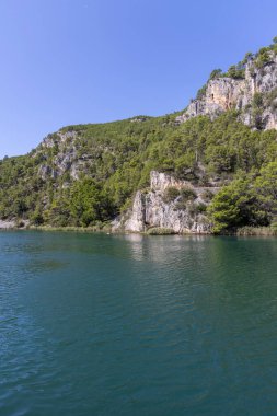 Krka Nehri 'nin sakin güzelliği, Hırvatistan' ın ormanlar ve turkuaz sularıyla çevrili Skradin 'den Krka Ulusal Parkı' na Skradinski Buk şelalesiyle seyahat ediyor