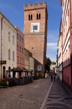 Zabkowice Slaskie, Polonya - 2 Ekim 2021: Orta Çağ Eğik Kulesi aynı zamanda Silezya Pisa, Aşağı Silezya Voyvoda olarak da bilinir. Polonya 'nın en yüksek eğimli kulesidir.