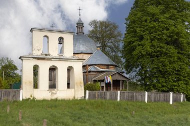 Kowalowka, Polonya - 29 Nisan 2025: 18. yüzyıl ahşap Ortodoks Kilisesi Kutsal Bakire Meryem 'in Doğuşu ve ekran çanı. Podkarpackie Tahta Mimarlık Patikası 'na dahil.