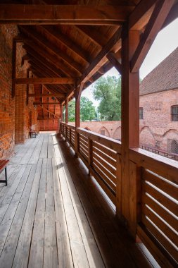 Ostroda, Polonya - 26 Temmuz 2020: 14. yüzyıl Alman tarikatı Ostroda Kalesi 'nin avlusu, Haçlılar tarafından inşa edilen kırmızı tuğladan kale. Şimdi müze ve şövalye kardeşliğine ev sahipliği yapıyor.