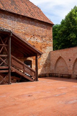 Ostroda, Polonya - 26 Temmuz 2020: 14. yüzyıl Alman tarikatı Ostroda Kalesi, Haçlılar tarafından inşa edilen kırmızı tuğla kale. Şimdi müze ve şövalye kardeşliğine ev sahipliği yapıyor.