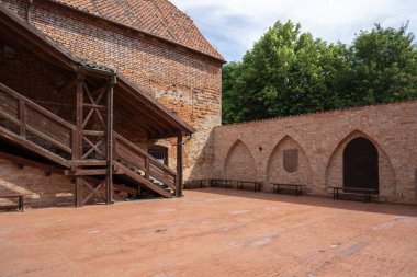 Ostroda, Polonya - 26 Temmuz 2020: 14. yüzyıl Alman tarikatı Ostroda Kalesi, Haçlılar tarafından inşa edilen kırmızı tuğla kale. Şimdi müze ve şövalye kardeşliğine ev sahipliği yapıyor.