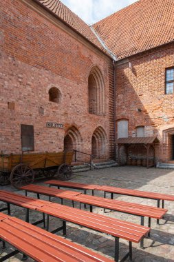 Ostroda, Polonya - 26 Temmuz 2020: 14. yüzyıl Alman tarikatı Ostroda Kalesi, Haçlılar tarafından inşa edilen kırmızı tuğla kale. 1807 'de Napoleon Bonaparte kalede yaşadı. Kale 20. yüzyılda yeniden inşa edildi.