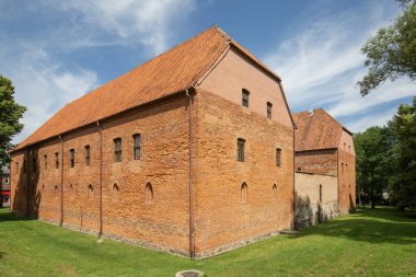 Ostroda, Polonya - 26 Temmuz 2020: 14. yüzyıl gotik tarikatı Ostroda Kalesi 'nin genel görüşü, Haçlılar tarafından inşa edilen kırmızı tuğladan kale. Şimdi müze ve şövalye kardeşliğine ev sahipliği yapıyor.