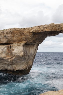 Pencere Azure Akdeniz rüzgarlı koşullarda Malta üzerinde,