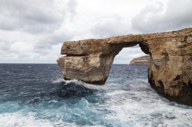 Pencere Azure Akdeniz rüzgarlı koşullarda Malta üzerinde,