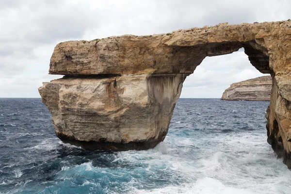 Pencere Azure Akdeniz rüzgarlı koşullarda Malta üzerinde,