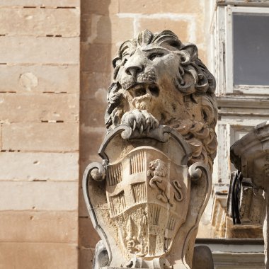 Aslan heykeli Mata IC başkenti Valletta sembolü ile