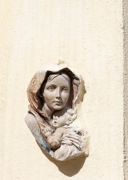 Bas-relief of the Virgin and Child on the front wall of building — Stock Photo, Image