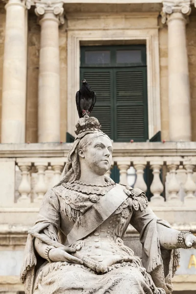 Rzeźbę królowej Wiktorii z gołębi w stolicy Malty - Valletty — Zdjęcie stockowe