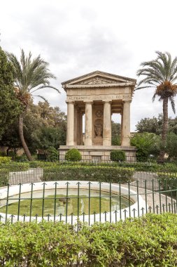 Malta - Valletta başkenti Barrakka bahçelerde tapınakta