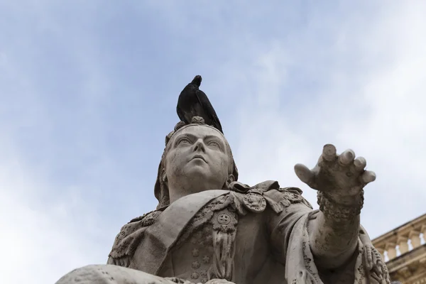 Scultura della Regina Vittoria con piccione nella capitale di Malta- Valletta — Foto Stock