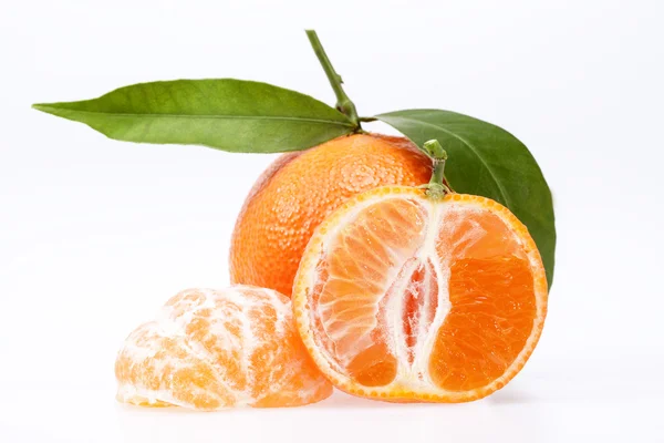 Einige Früchte der Clementine isoliert auf weißem Hintergrund — Stockfoto