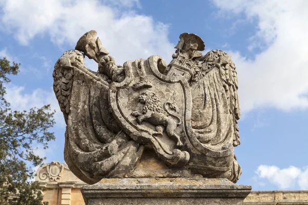 Steinrelief mit Löwe vor dem Stadttor zur mittelalterlichen Stadt — Stockfoto