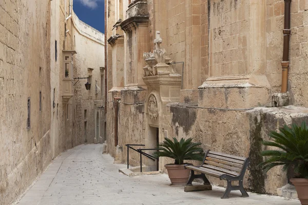 Tipikus, szűk utcában áll a középkori város Mdina, Málta — Stock Fotó