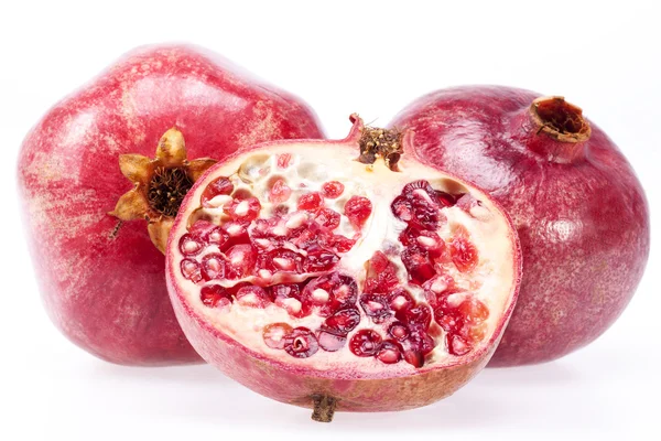 Některé plody červeného granátu izolovaných na bílém pozadí — Stock fotografie