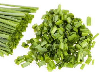 Beyaz arkaplanda bir sürü taze soğan var.