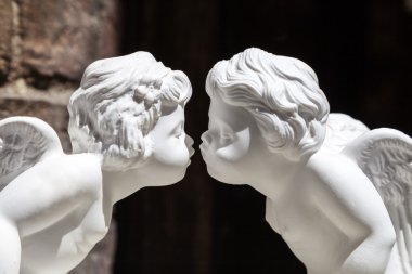 Cupids öpüşme sıva figürler beyaz, yakın çekim