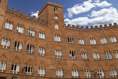Ortaçağ bina Piazza del Campo Siena, İtalya