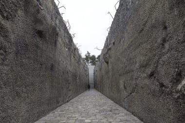 Alman Nazi imha kampı, Belzec, Polonya kurbanları anıt