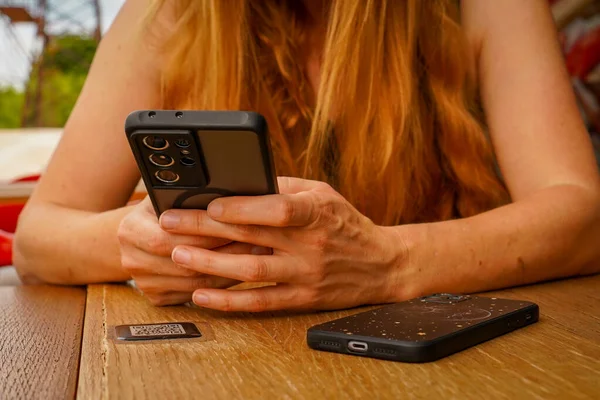 Telefon kadınların elinde. QR Tarayıcı Restoran menüsü