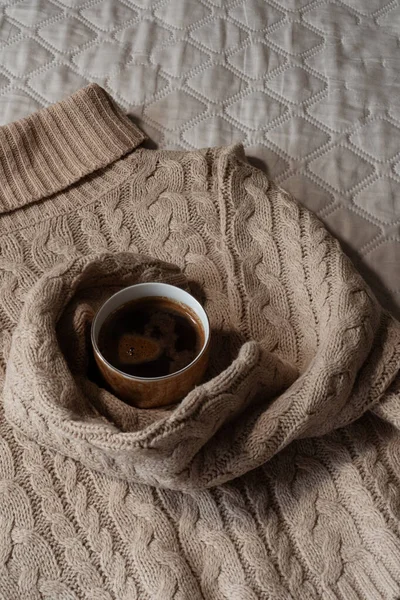 Gri arka planda fincanda Espresso kahvesi. Samimi bir kahve. 