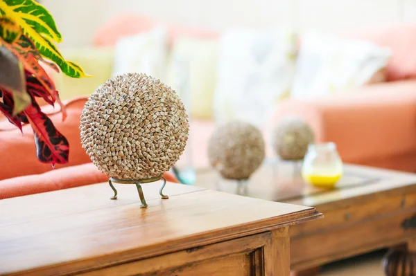 Moderna hem inredning vardagsrum detalj seashell bollar på bordet översta hantverk objekt objekt — Stockfoto