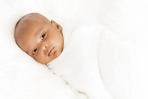 三个星期上白色毯子可爱婴儿新生儿躺着睡的婴儿特写镜头眼睛睁开 — 图库照片