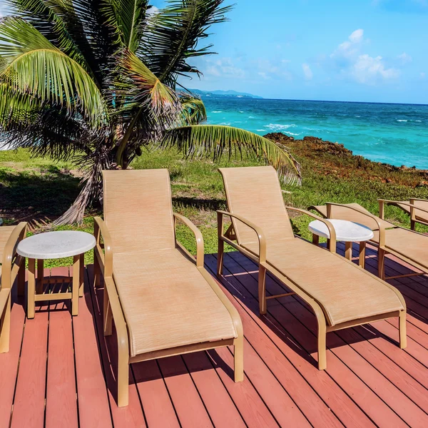 Fauteuils sur le pont au bord de la mer Tobago Caraïbes composition carrée — Photo