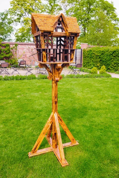Beautiful bird feeder house stand in english garden — Stock Photo, Image