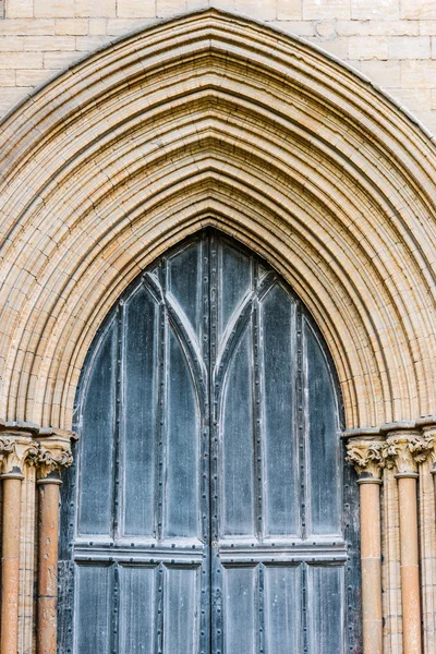 Peterborough Catedral frontal puerta de madera detalle entrada al aire libre — Foto de Stock