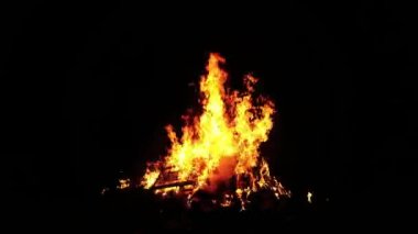 Öfkeli şenlik ateşi. Ateşli, parlak, turuncu, sıcak alevler, yanan çöpler.