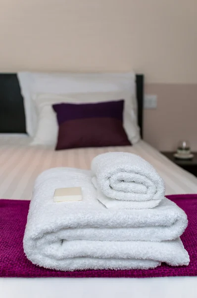 Closeup clean towels and soap in hotel room — Stock Photo, Image