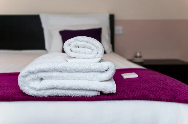 Closeup clean towels and soap in hotel room — Stock Photo, Image
