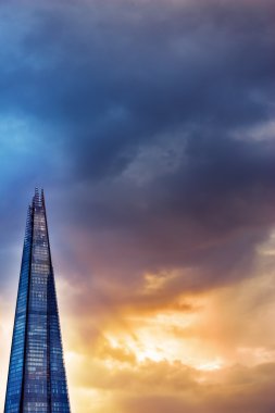 Dusk karşı Londra gökdelen gökyüzü yaktı