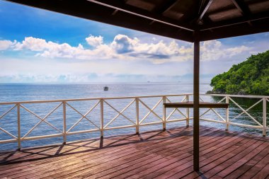 Trinidad ve Tobago adasında sundurma deniz manzaralı balkon