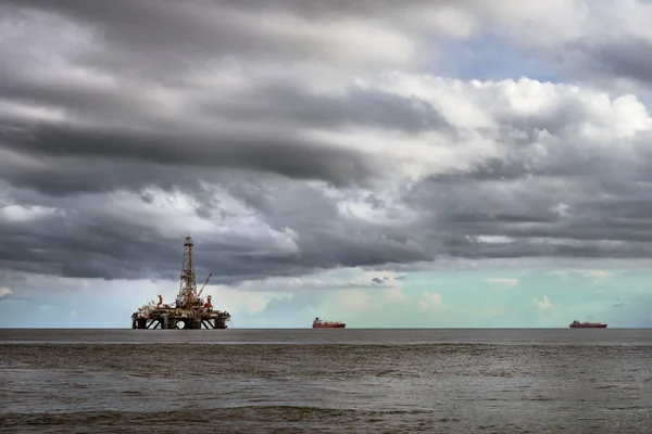 Oljeplattform rigg på havet petroleumindustrin — Stockfoto