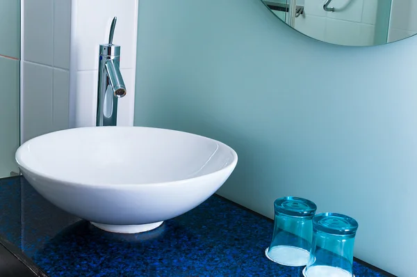 Banheiro pia contador torneira misturador vidro azul Fotos De Bancos De Imagens Sem Royalties