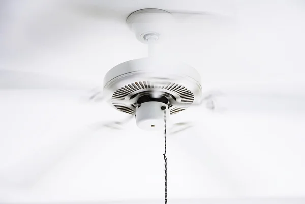 Ventilatore elettrico a soffitto bianco in movimento — Foto Stock