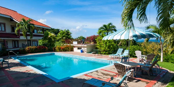室外游泳池在多巴哥在加勒比地区的一个度假 — 图库照片