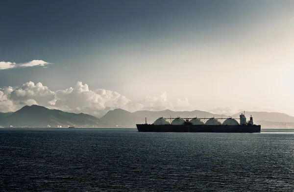 NAVIO TRANSPORTADOR DE GÁS NATURAL LIQUEITO COM CINCO TRINIDADAS E TOBAGO — Fotografia de Stock