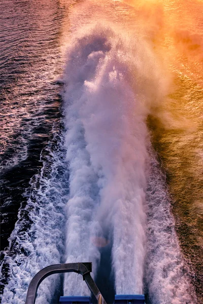 Motor de ferries aerosol puesta del sol tiempo potentes motores — Foto de Stock