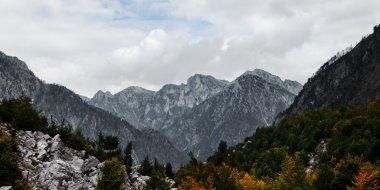 Arnavut yüksek dağ Kuzey Alpler Tropoja Valbona Vadisi