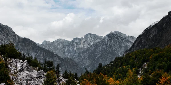 Arnavut yüksek dağ Kuzey Alpler Tropoja Valbona Vadisi — Stok fotoğraf