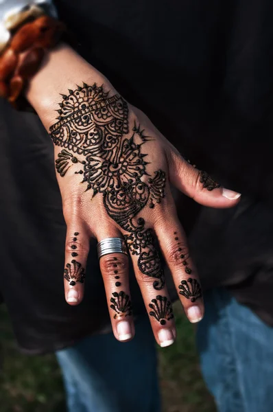 Henna tatto on woman 's hand trendy floral design — стоковое фото